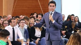 Gabriel Attal s'exprime devant Emmanuel Macron et des jeunes lors du "grand débat national" à Etang-sur-Arroux le 7 février 2019