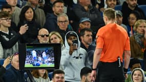 L'arbitre checke la VAR lors du match Brighton-Chelsea le 15 mai 2024