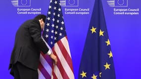Les drapeaux de l'Union européenne et des Etats-Unis avant une conférence de presse à Bruxelles.