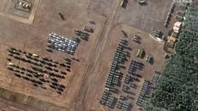 Image satellite de véhicules et équipements militaires près de Mazyr, au Bélarus, au nord de la frontière avec l'Ukraine (image d'illustration)