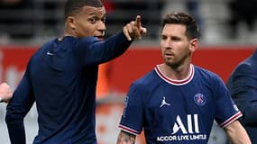 Les stars du PSG Kylian Mbappé et Lionel Messi à la fin du match à Reims, le 29 août 2021 