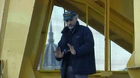 Serge Charnay est resté quatre jours perché en haut d'une grue pour faire valoir ses droits à voir son enfant.