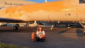 L'activiste du mouvement Just Stop Oil Cole Macdonald, 22 ans, devant un jet privé aspergé de peinture orange à l'aéroport international de Stansted, près de Londres, le 20 juin 2024.