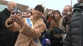 Ève Gilles participe à la parade de la nouvelle Miss France à Quaëdypre (Nord), le 20 décembre 2023.