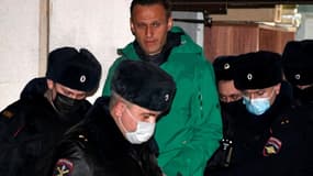 L'opposant russe Alexei Navalny est escorté hors du poste de police de Khiki, dans la banlieue de Moscou, le 18 janvier 2021 