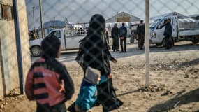 Une Française, qui a appartenu au groupe Etat islamique avant de fuir, est photographiée avec son enfant dans un camp du nord-est de la Syrie, le 17 février 2019 (Photo d'illustration)