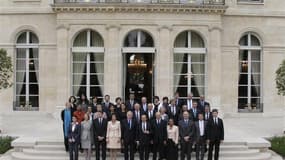 Le décret réduisant de 30% le salaire des membres du gouvernement français, adopté jeudi au premier conseil des ministres du nouveau quinquennat, est paru samedi au Journal officiel. /Photo prise le 17 mai 2012/REUTERS/Pascal Rossignol