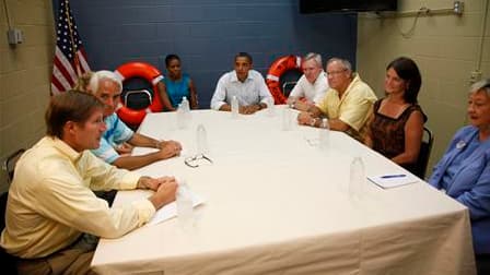 Barack Obama et son épouse Michelle, lors d'une rencontre avec des habitants de Panama City, en Floride, ainsi que des représentants des autorités locales. Le président américain a déclaré les plages du golfe du Mexique "ouvertes aux activités" samedi lor
