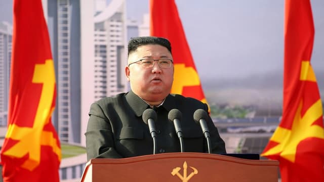 Photo diffusée le 24 mars par l'agence nord-coréenne Kcna du leader nord-coréen Kim Jong Un lors d'une cérémonie à Pyongyang (PHOTO D'ILLUSTRATION)