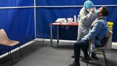 Un homme réalise un test de dépistage au Covid à Dunkerque (photo d'illustration)