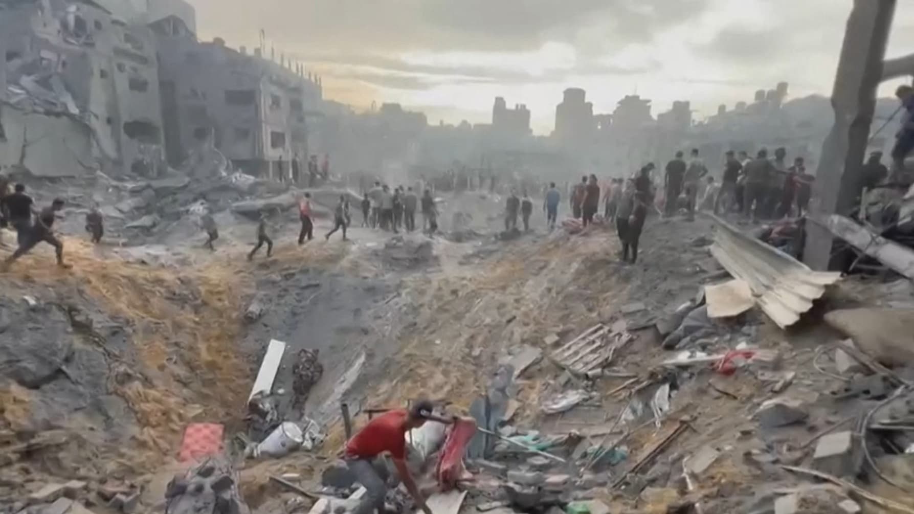 Cratère creusé par un bombardement de l'armée israélienne à Jabaliya, au nord de Gaza, le 31 octobre 2023.