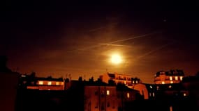 La "Super Lune" observée depuis Boulogne-Billancourt à travers ce saisissant timelapse