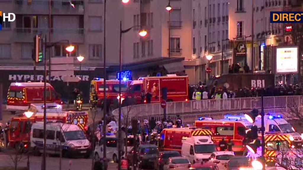 Les secours déployés devant l'épicerie casher de la porte de Vincennes, après l'assaut. Les secours déployés devant l'épicerie casher de la porte de Vincennes, après l'assaut.