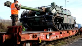 Un char Leclerc en cours de chargement vers la Roumanie