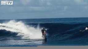 Robbie Maddison surfe une vague à moto