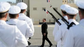 François Hollande passe en revue les troupes sur la base navale "Camp de la Paix" à Abou Dhabi le 15 janvier 2013