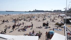 Des personnes profitant de la plage des Sables-d'Olonne (Vendée), le jeudi 30 juillet 2025.