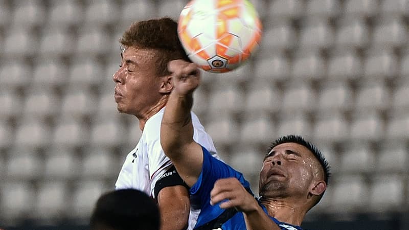 Luiz Araujo dispute le ballon de la tête