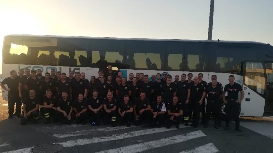 Un contingent de pompiers autrichiens a atterri en Gironde dans la nuit de vendredi à samedi, pour venir prêter main forte aux soldats du feu français. Un contingent de pompiers autrichiens a atterri en Gironde dans la nuit de vendredi à samedi, pour venir prêter main forte aux soldats du feu français.