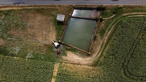 Un bassin d'irrigation artificiel sur une exploitation de maïs à l'Isle Jourdain, dans le sud-ouest de la France, le 1er août 2020.