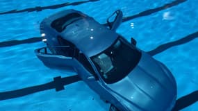 Une voiture a fini sa course dans le bassin de la piscine municipale de La Ciotat (Bouches-du-Rhône), le 11 décembre 2025.
