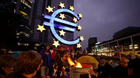 Manifestants devant le siège de la Banque centrale européenne, à Francfort. La zone euro a navigué de sommets en crises en 2011, voyant apparaître une nouvelle voie d'eau sitôt qu'une brèche lui semblait colmatée, comme un navire menacé de naufrage. Ces m