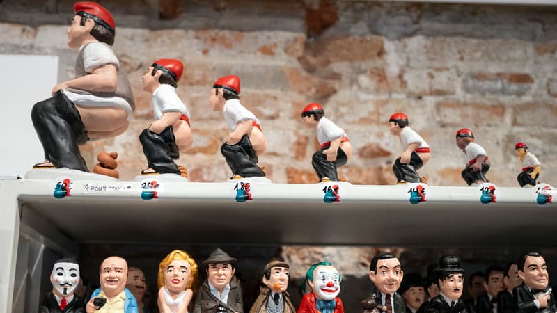 Des "caganer", traditionnels santons "chieurs" des crèches catalanes, exposés dans une boutique de Barcelone, le 12 décembre 2023.