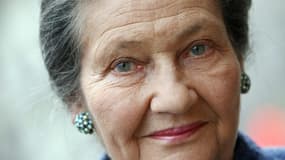 Simone Veil pose le 26 octobre 2007 à Paris