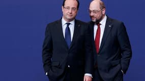 François Hollande et le président du Parlement européen Martin Schulz, à Bruxelles. Après une nuit de tractations les dirigeants de l'Union européenne tentent de dégager un consensus sur une nouvelle proposition de budget pour 2014-2020. /Photo prise le 7