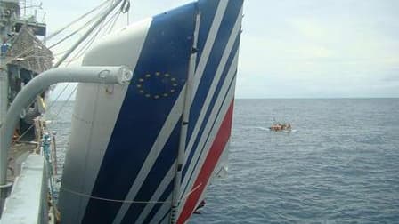 Débris de l'épave du vol AF447 repêchés par la marine brésilienne en juin dernier. La troisième phase de recherches de l'épave du vol AF447 dans l'océan Atlantique est prolongée jusqu'au 25 mai, selon le site internet du Figaro. /Photo d'archives/REUTERS/