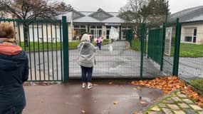 Des parents d'élèves ont déposé des gerbes de fleurs devant l'école des trois jeunes filles tuées à Alfortville par leur père.