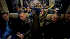 Des anciens prisonniers de guerre ukrainiens, après un échange dans un lieu non divulgué, au milieu de l'invasion russe en Ukrain, le 30 décembre 2024. 