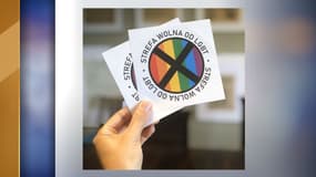 Les stickers homophobes distribués par la revue conservatrice.