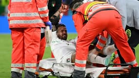 Le défenseur italien Leonardo Spinazzola est évacué sur une civière après s'être blessé au tendon d'achille, lors du quart de finale de l'Euro 2020 contre la Belgique, le 2 juillet 2021 à Munich