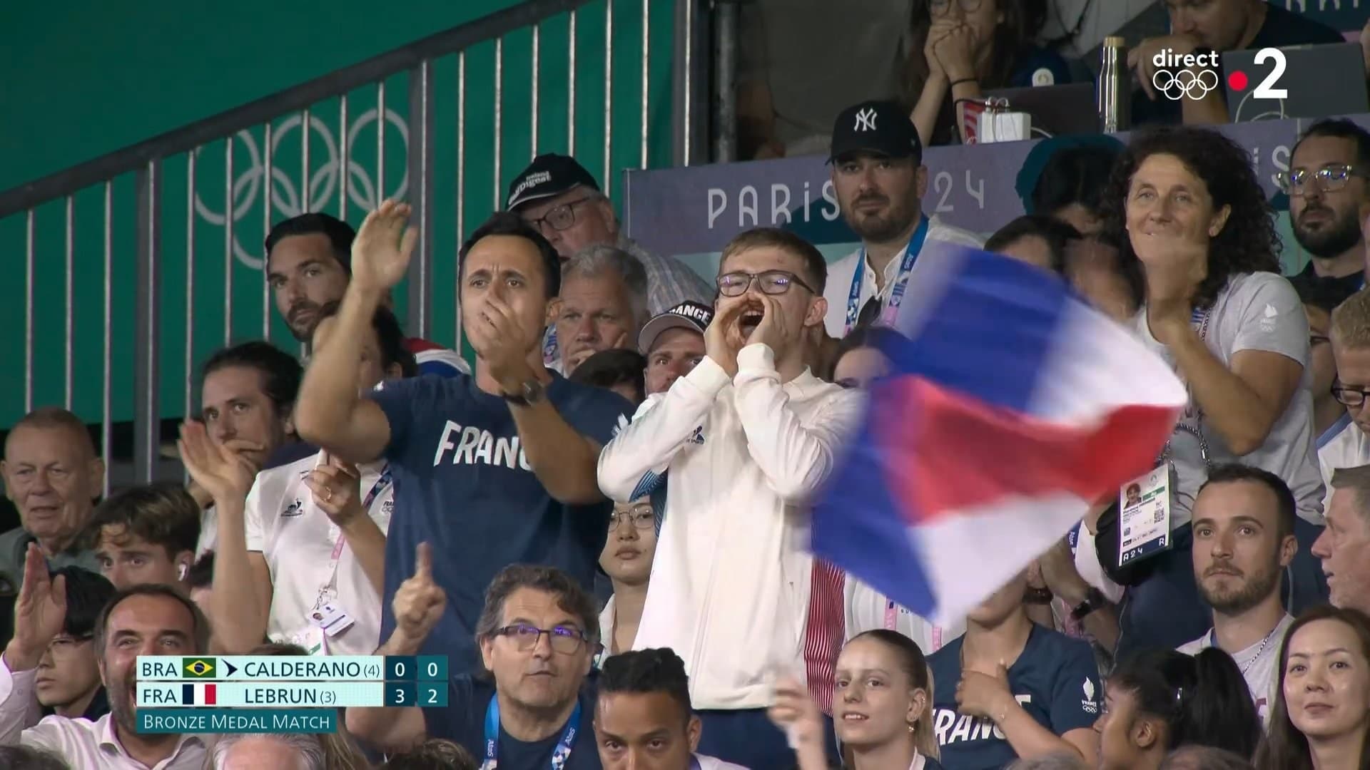 Alexis Lebrun à fond derrière son frère, Félix Lebrun, lors du match pour la médaille de bronze au tournoi olympique de tennis de table (le 04/08/2024)