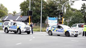 Des agents de police près de l'une des deux mosquées de Christchurch où ont eu lieu les fusillades.
