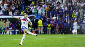 Chloe Kelly frappe son tir au but en finale de l'Euro, le 27 juillet 2025.