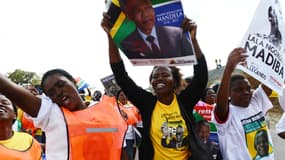 Des habitantes célèbrent le dernier voyage de Mandela, à Qunu.