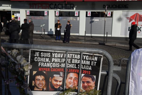 Une affiche avec le portrait des victimes de l'Hyper Cacher devant le supermarché à Vincennes, le 5 janvier 2017. Une affiche avec le portrait des victimes de l'Hyper Cacher devant le supermarché à Vincennes, le 5 janvier 2017.