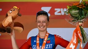 Cedrine Kerbaol sur le podium du Tour de France femmes après sa victorie à Morteau le 16 aout 2024