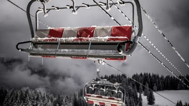 Un télésiège vide dans la station de ski d'Avoriaz dans les Alpes françaises le 11 février 2021