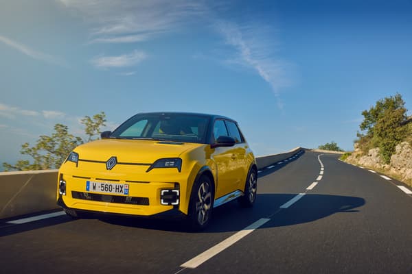 La Renault 5 avec sa batterie 52 kWh promet 410 km d'autonomie. 