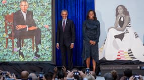 Barack et Michelle Obama posent devant leurs portraits fraîchement dévoilés, à la National Portrait Gallery, à Washington, le 12 février 2018. 