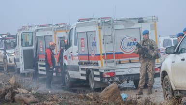 Les opérations de recherche et de sauvetage se poursuivent à Ankara, le 24 décembre 2025, sur le site du crash d'un avion qui devait rejoindre la Libye. 