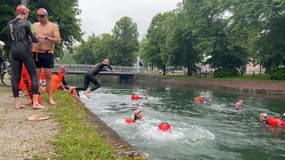 Des nageurs se baignent dans la Deûle, ici près du parc de la Citadelle