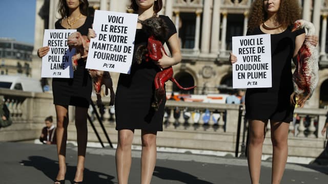 Une manifestation contre la fourrure le 27 septembre 2016 devant l'Opéra Garnier à Paris