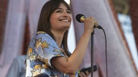 La chanteuse française Clara Luciani sur la scène des Vieilles Charrues, à Carhaix-Plouguer, dans le Finistère, le 14 juillet 2022