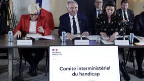 Catherine Vautrin, ministre de la Santé, des Solidarités et de la Famille, François Bayrou, Premier ministre, Charlotte Parmentier-Lecocq, ministre déléguée à l'Autonomie et aux Personnes handicapées, et Laurent Marcangeli, ministre de l'Action publique, de la Fonction publique et de la Simplification, participent à une réunion du Comité interministériel du handicap, à Paris (France), le 6 mars 2025.