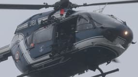 Un hélicoptère survole des maisons près de la zone où se sont réfugiés les frères Kouachi, à Dammartin.