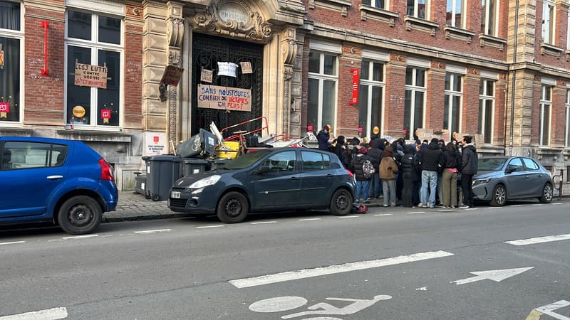 Une cinquantaine d'étudiants ont placé des barricades devant les portes de l'établissement pour empêcher l'accès